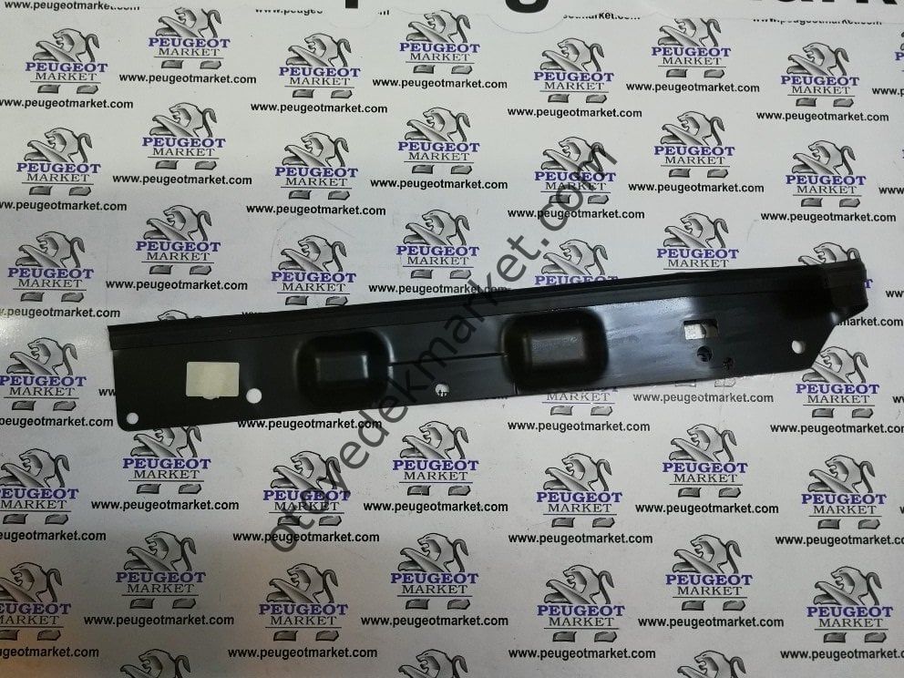 BOXER RADYATÖR ÜST PLASTİĞİ (ORJİNAL)